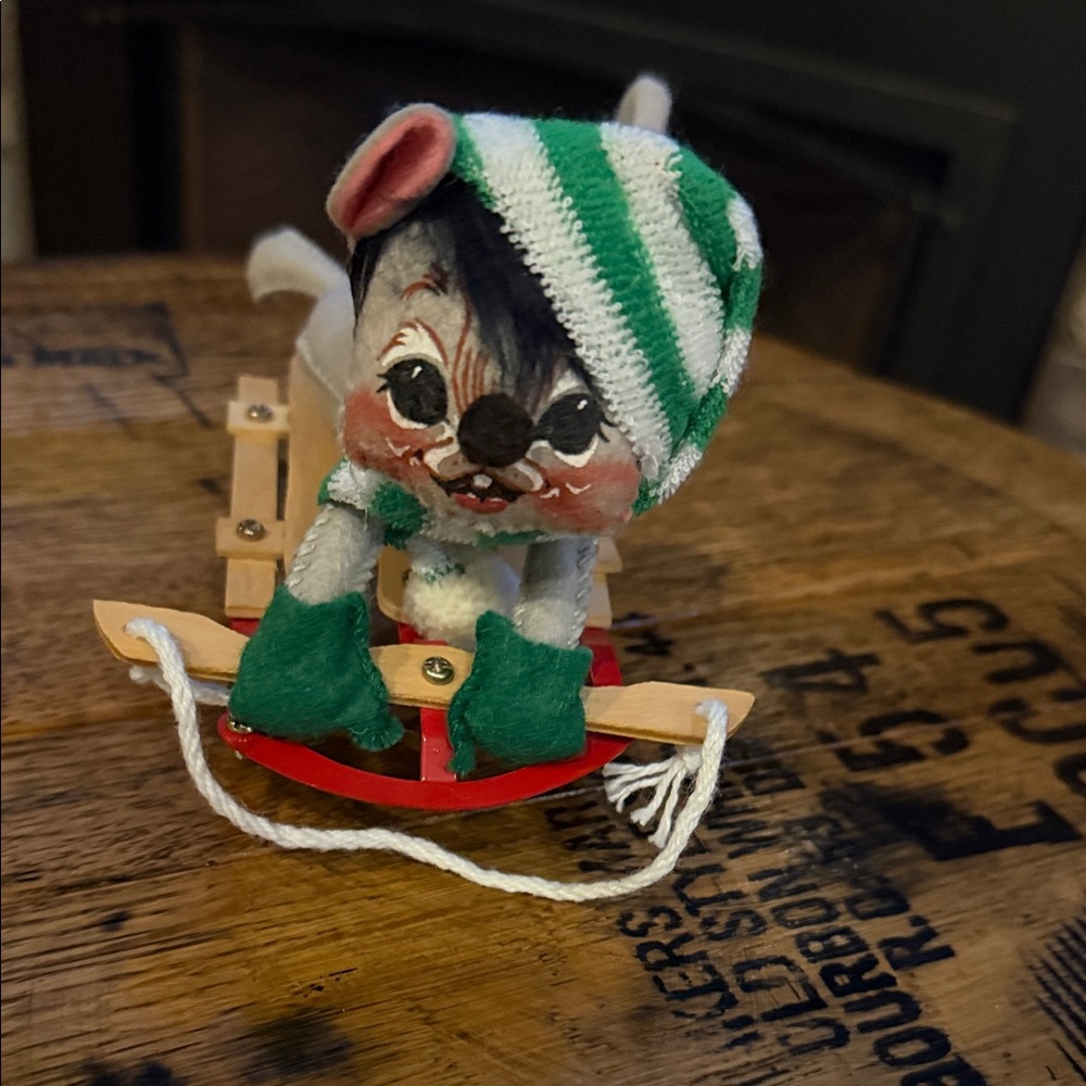 Adorable Vintage Annalee 1989 Christmas or Winter sledding mouse